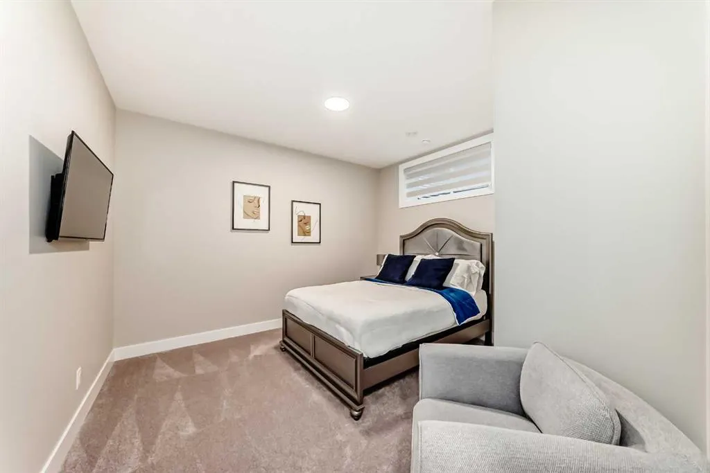 153 Masters Row SE