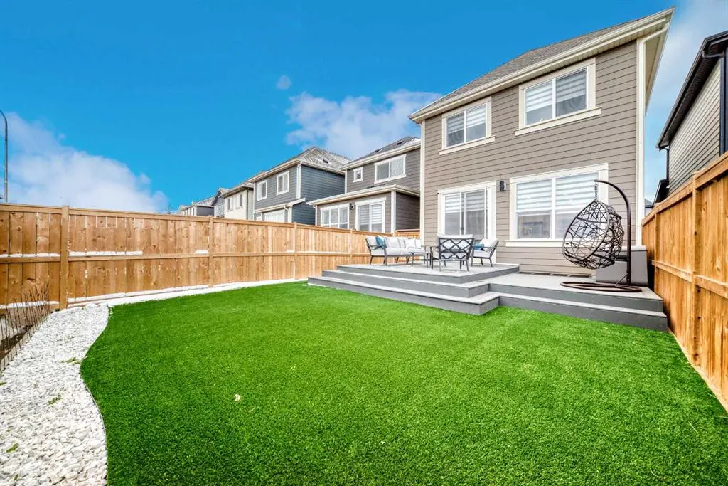 153 Masters Row SE