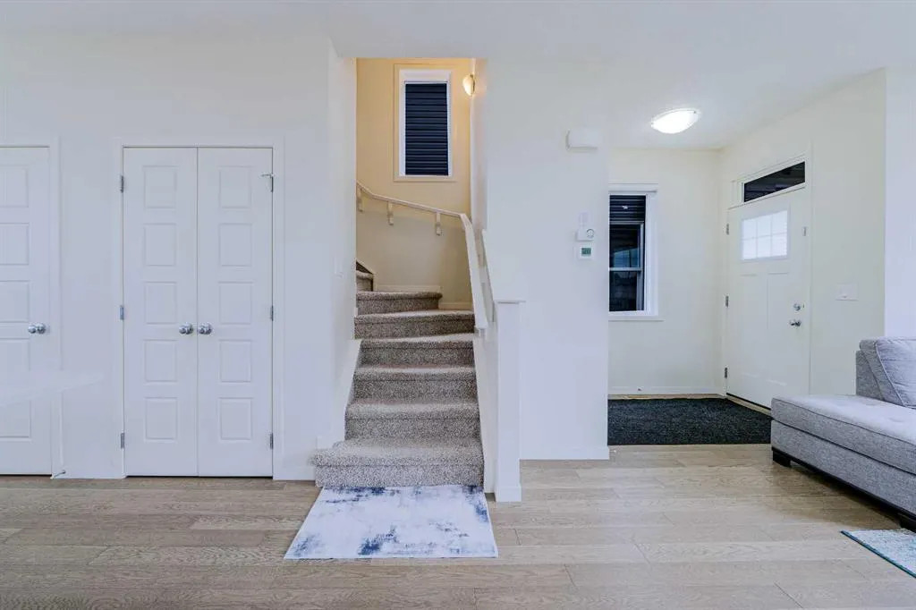 117 Midtown Close SW