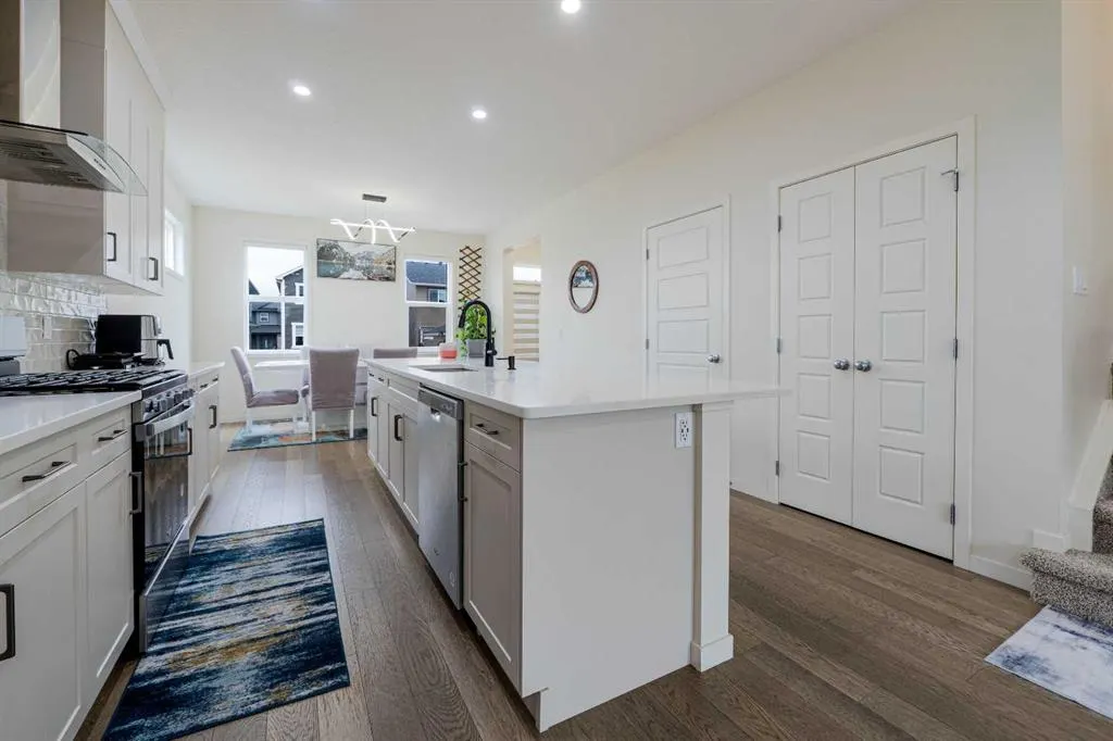 117 Midtown Close SW