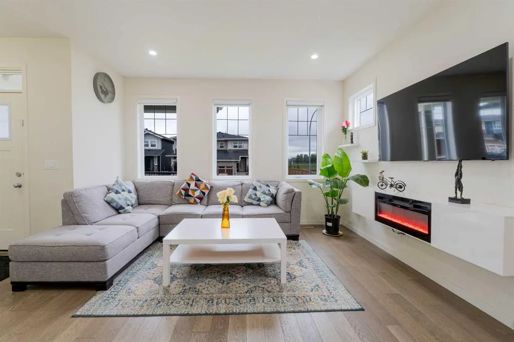 117 Midtown Close SW