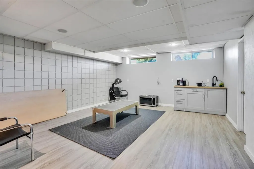 116 Selkirk Drive SW