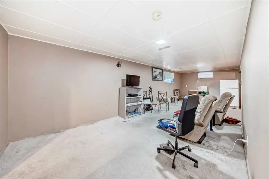 808 Avonlea Place SE