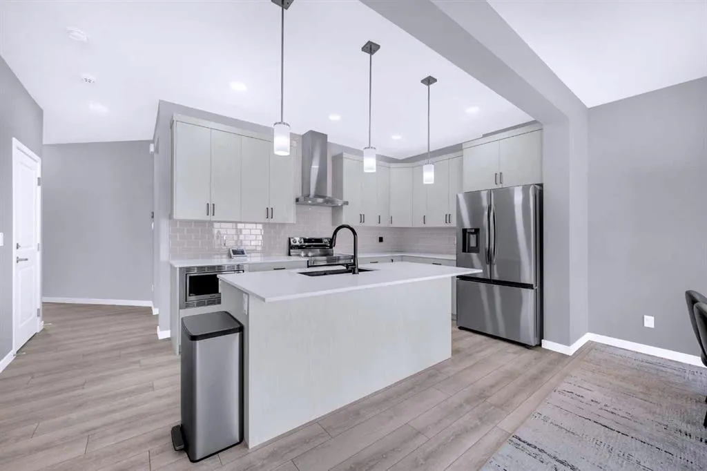 154 Silver Spruce Grove SW