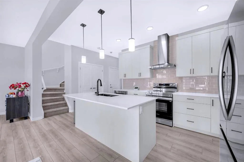 154 Silver Spruce Grove SW