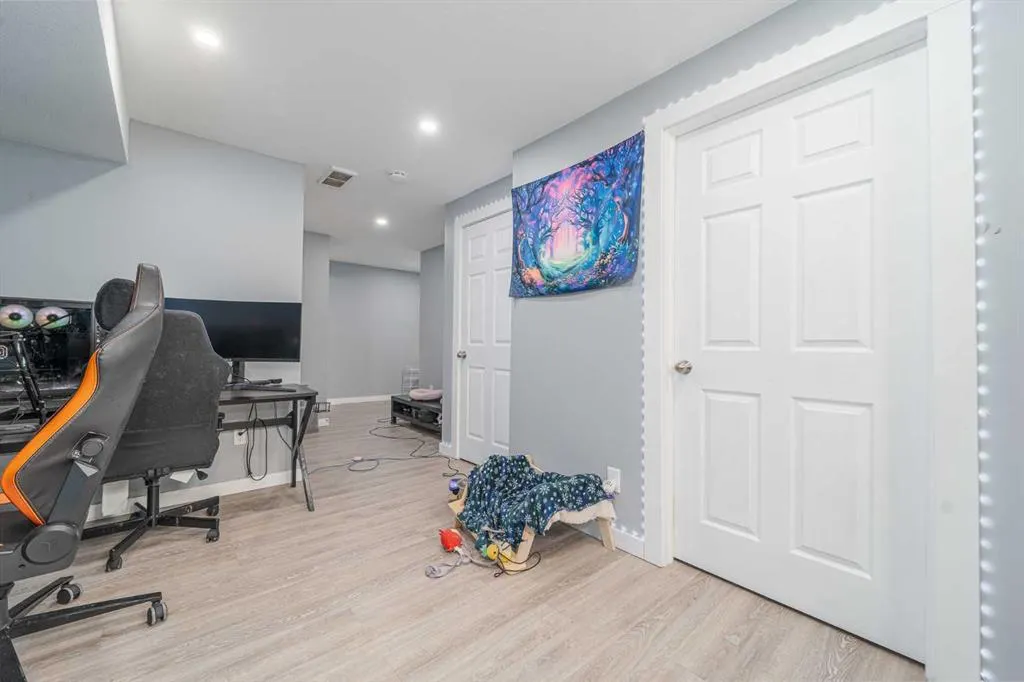 221 Silkstone Road W, #5