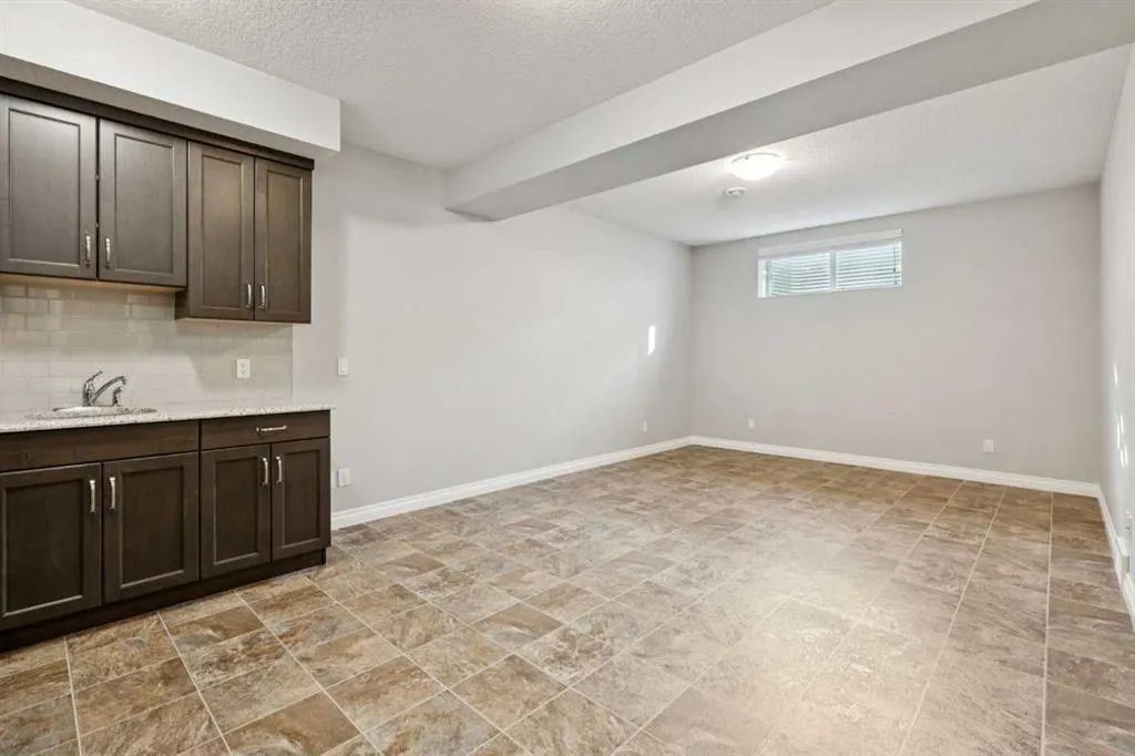 383 Evansglen Drive NW