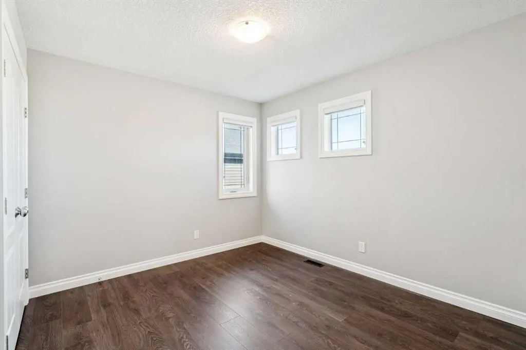 383 Evansglen Drive NW