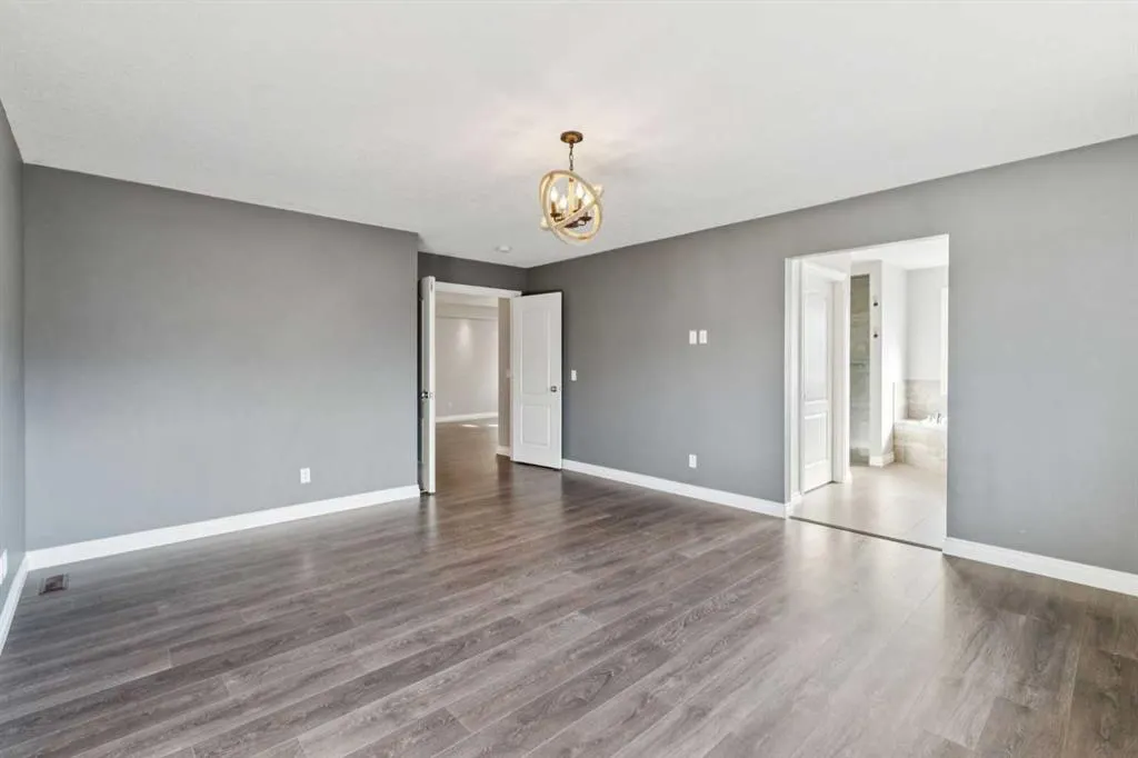 383 Evansglen Drive NW