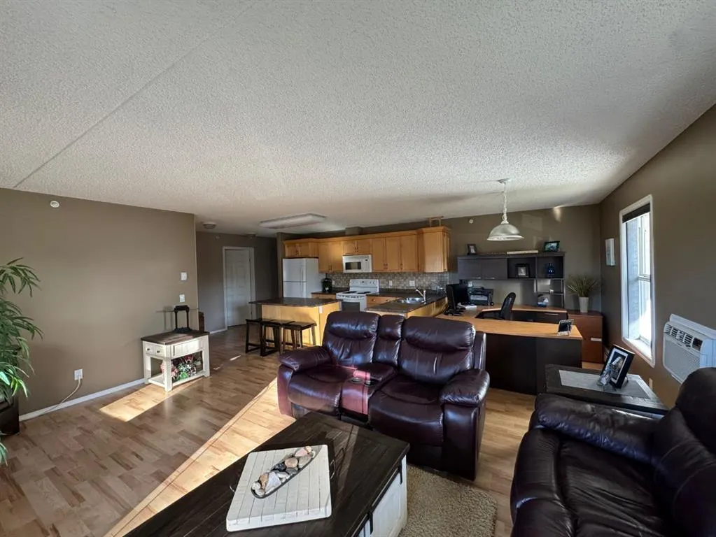777 48 Street, #208