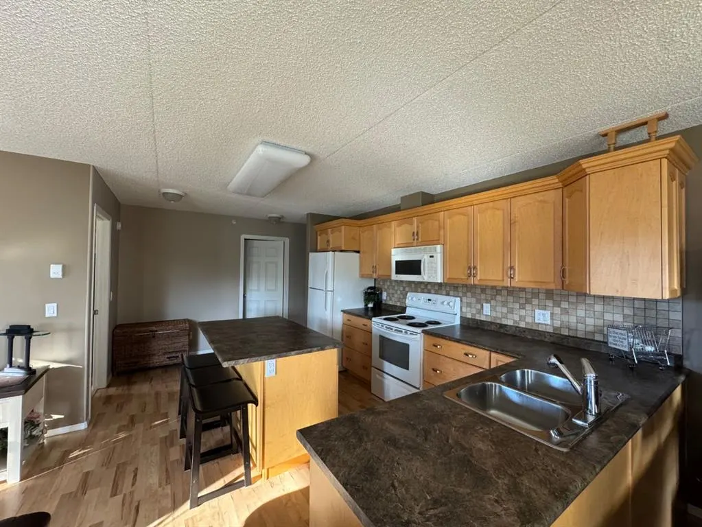 777 48 Street, #208