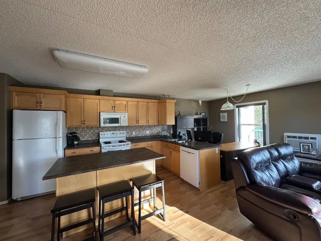 777 48 Street, #208
