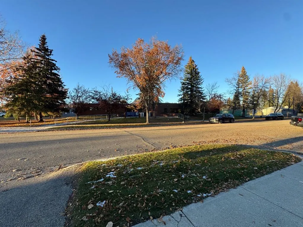 777 48 Street, #208