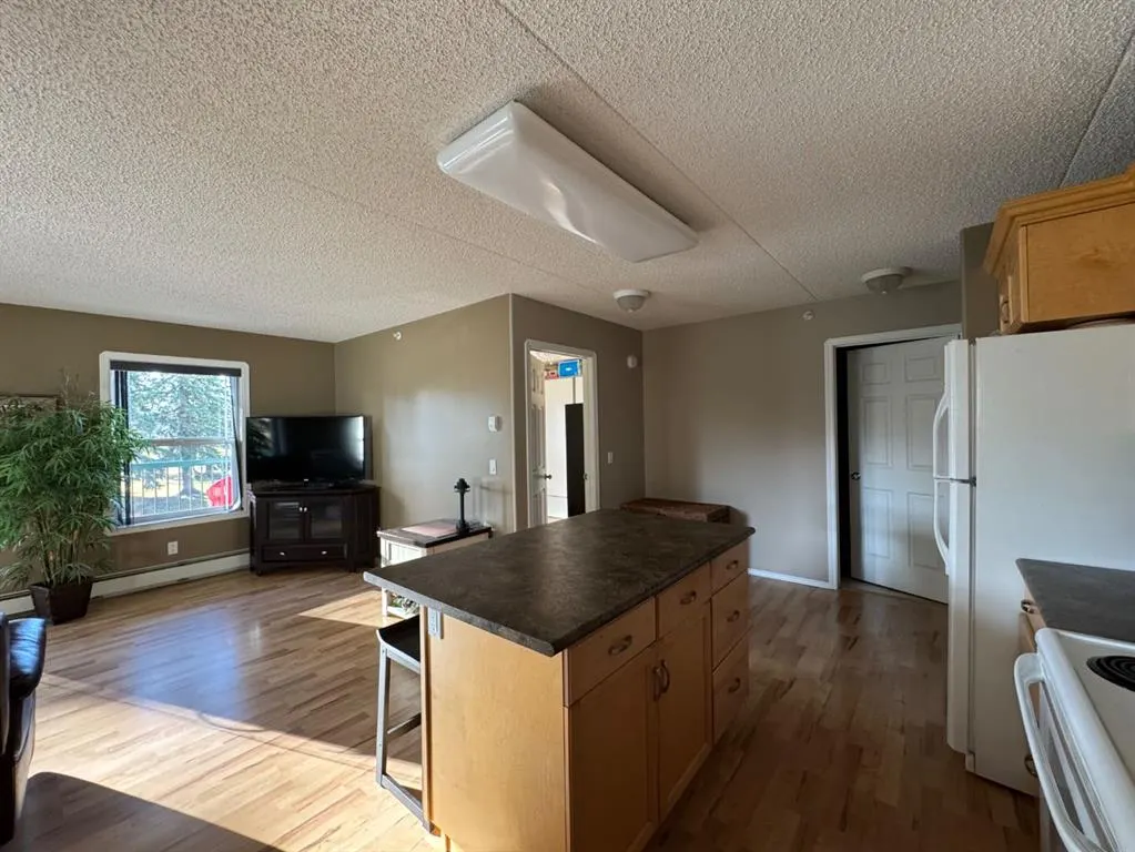 777 48 Street, #208