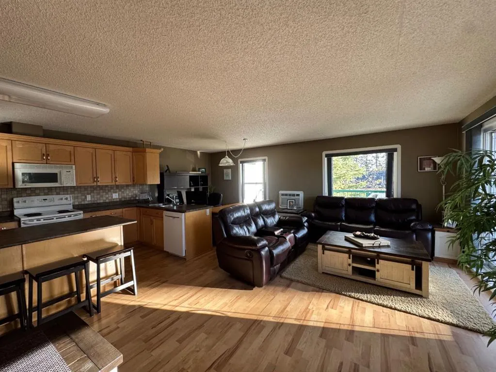 777 48 Street, #208