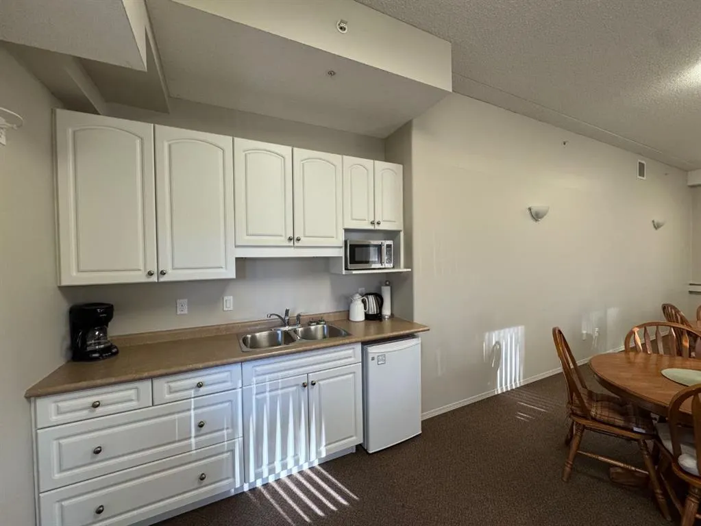 777 48 Street, #208