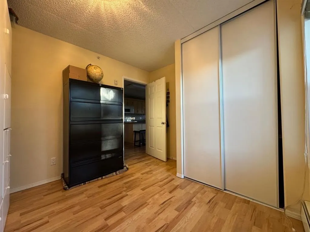 777 48 Street, #208