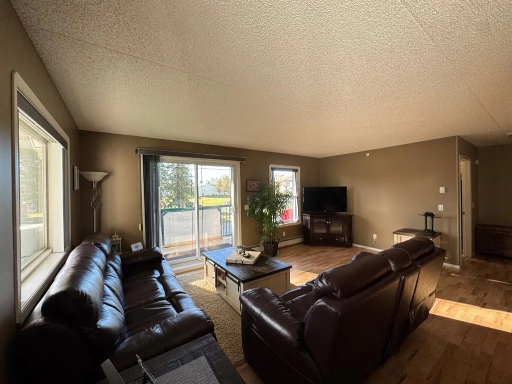 777 48 Street, #208