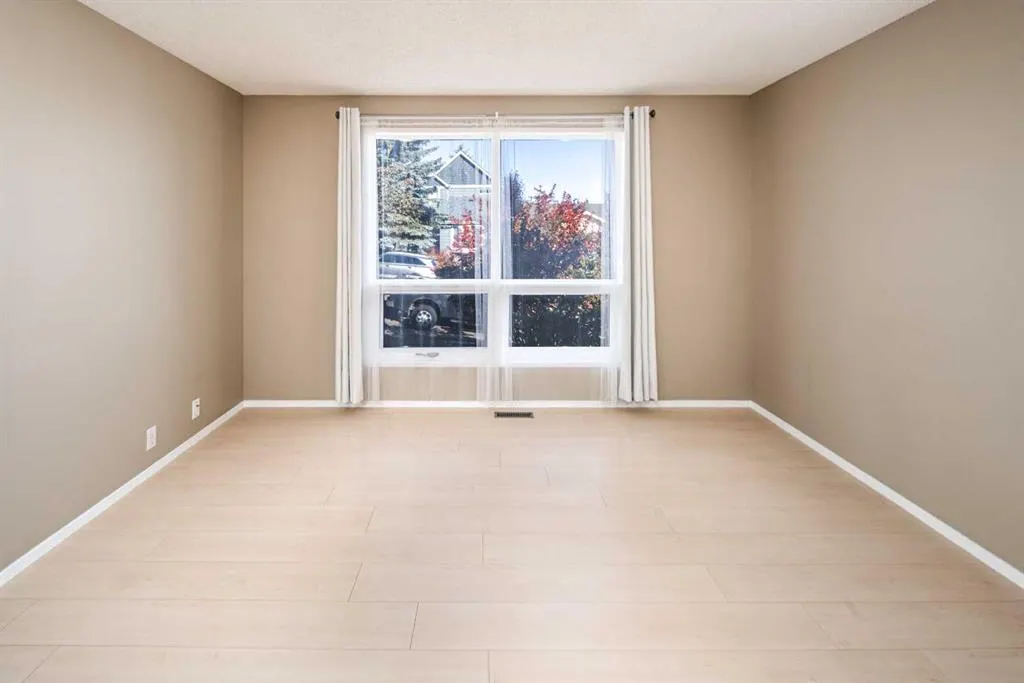 27 Strathearn Crescent SW