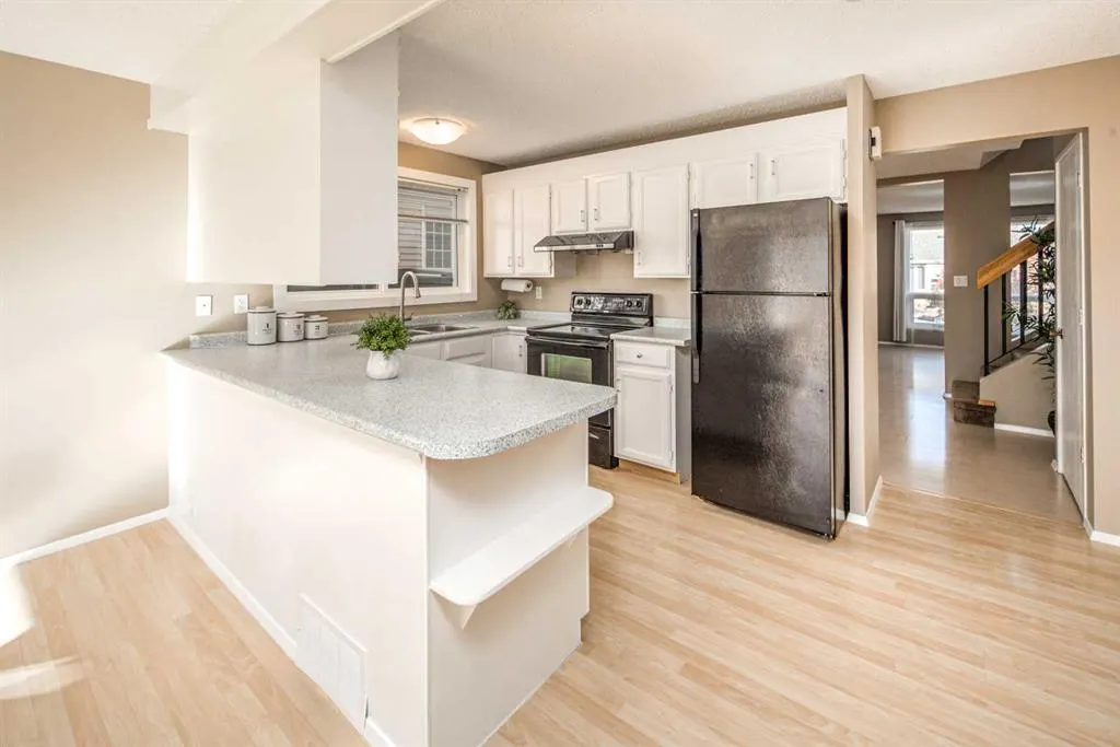 27 Strathearn Crescent SW