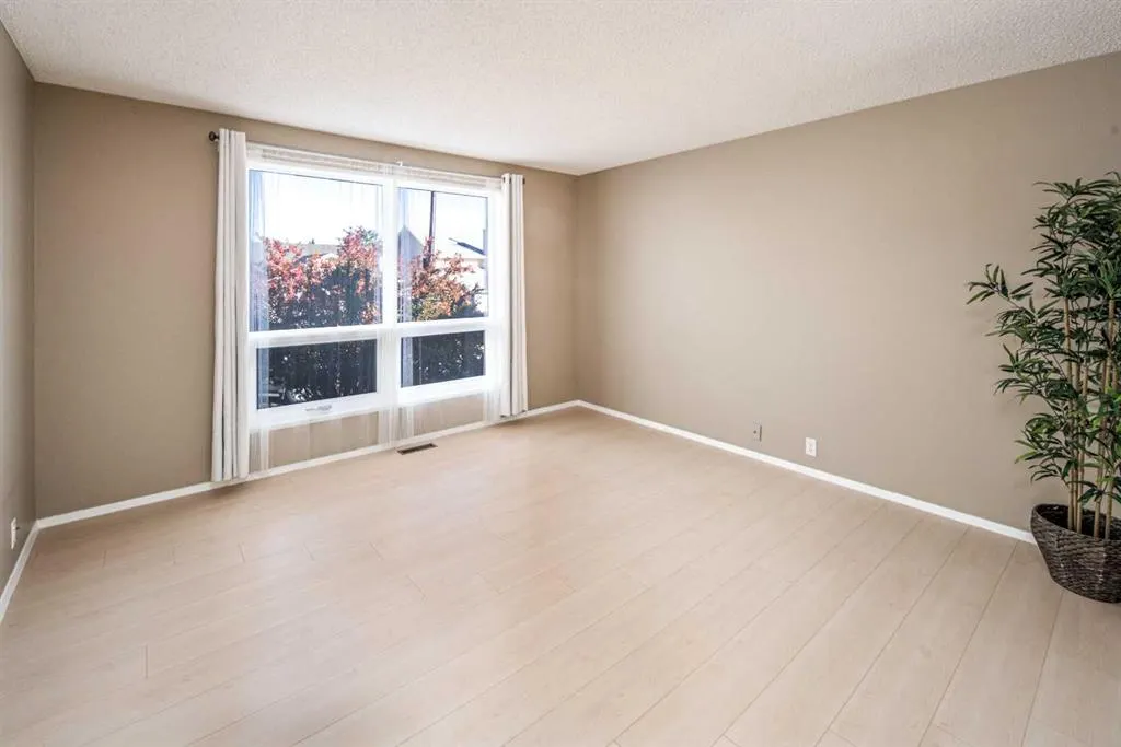 27 Strathearn Crescent SW