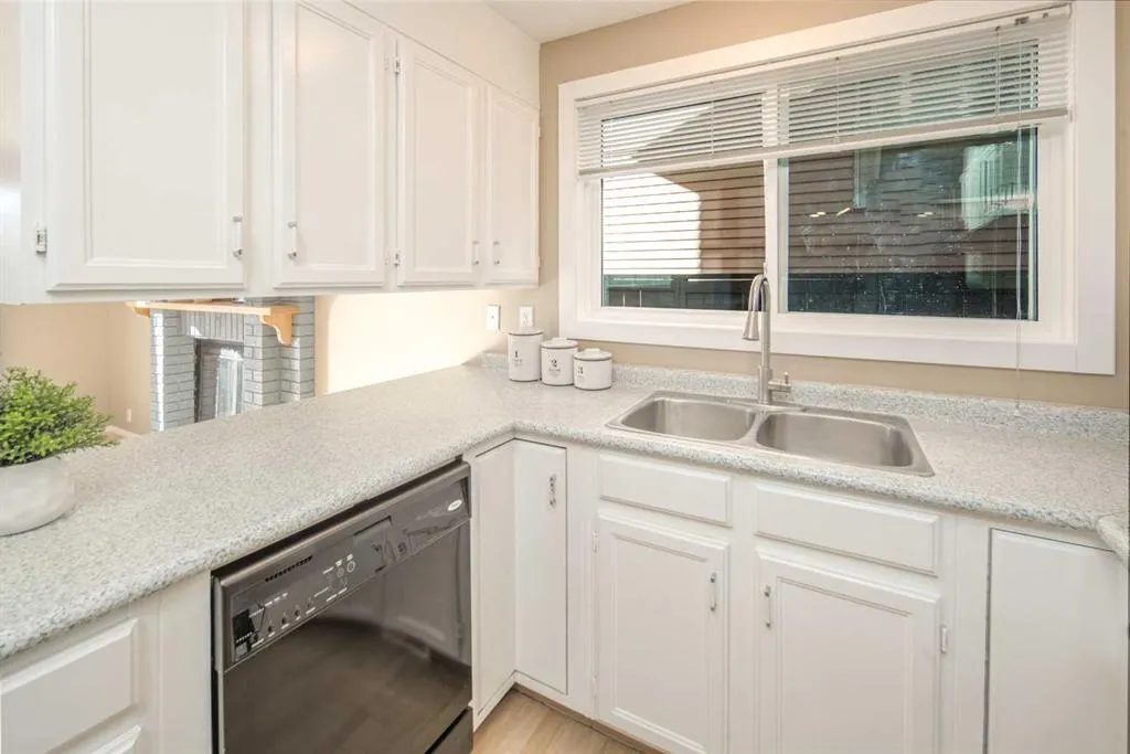 27 Strathearn Crescent SW