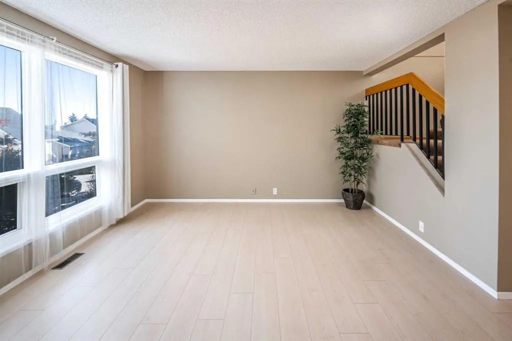 27 Strathearn Crescent SW