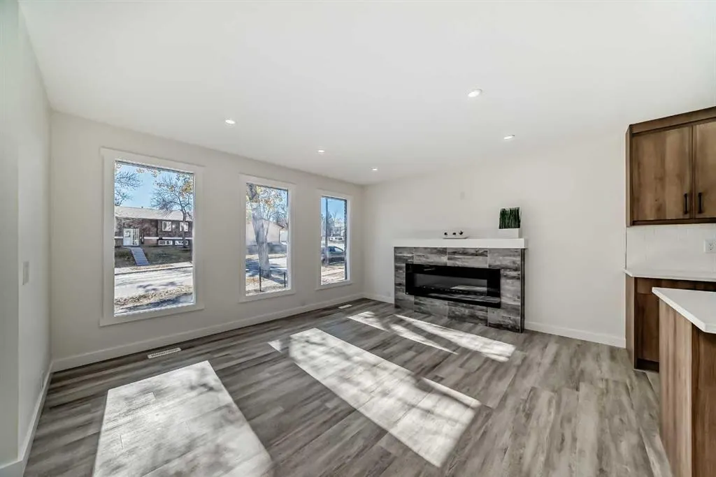 946 Berkley Drive NW