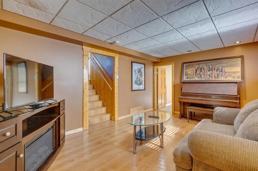 71 Sackville Drive SW