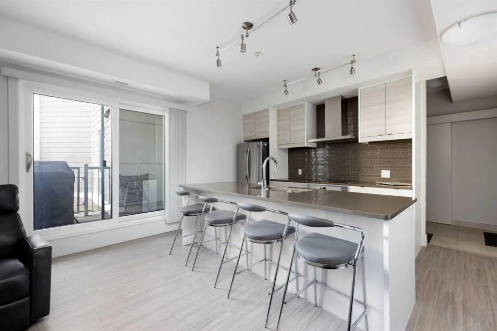 10218 King Street, #216