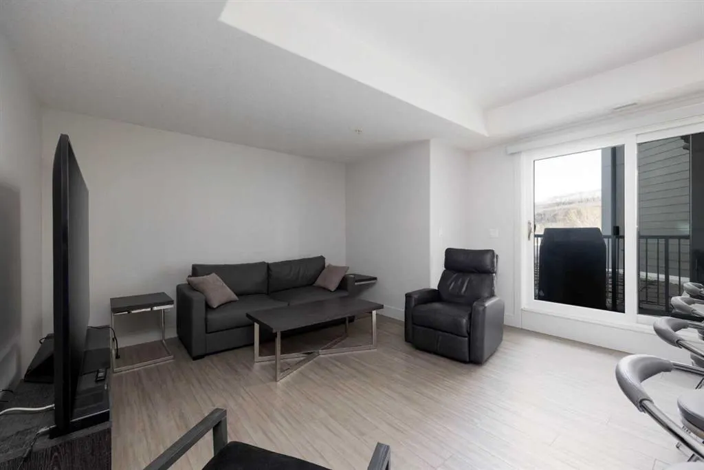 10218 King Street, #216
