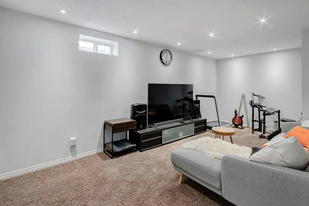 6 Hidden Creek Rise NW
