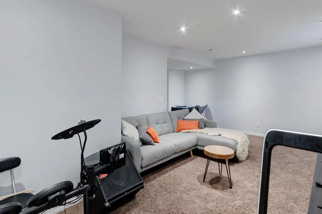 6 Hidden Creek Rise NW