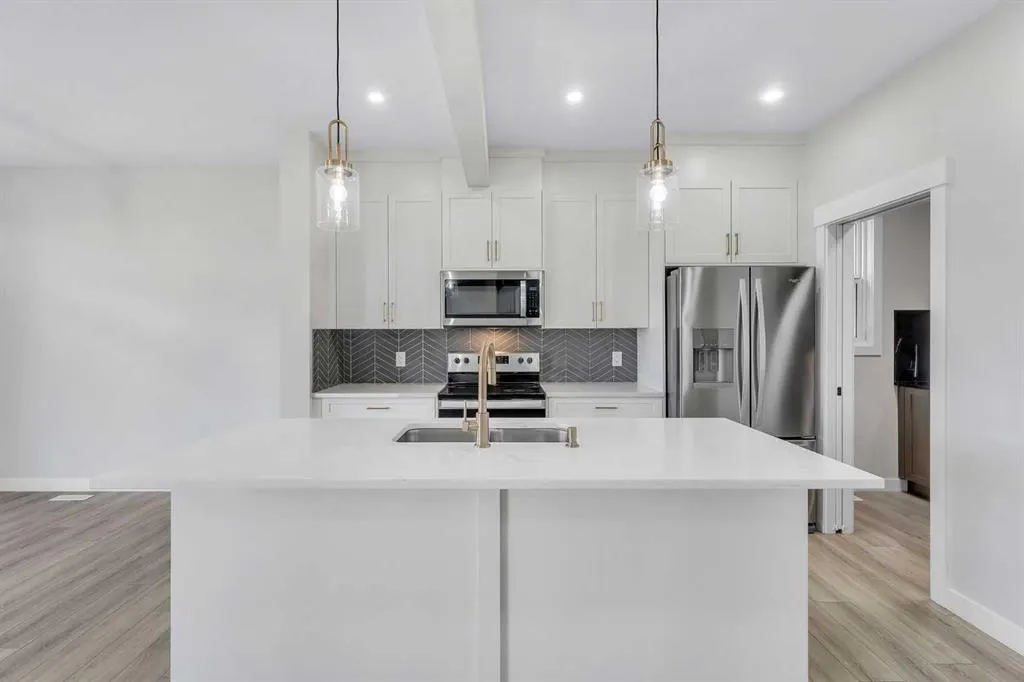 592 Savanna Crescent NE