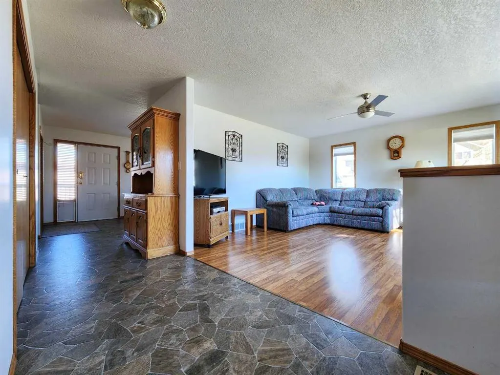 5323 3 Street W