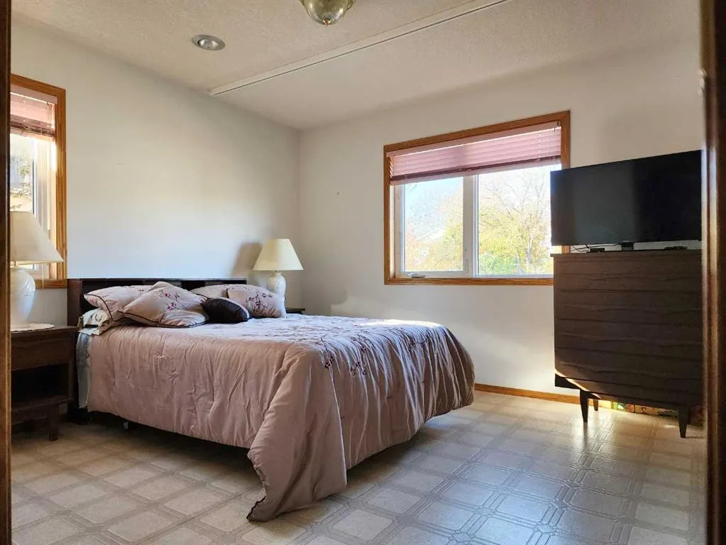 5323 3 Street W