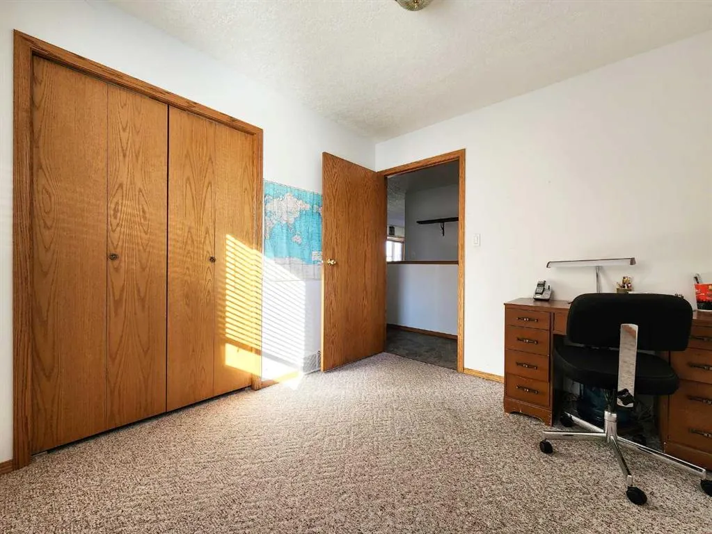 5323 3 Street W