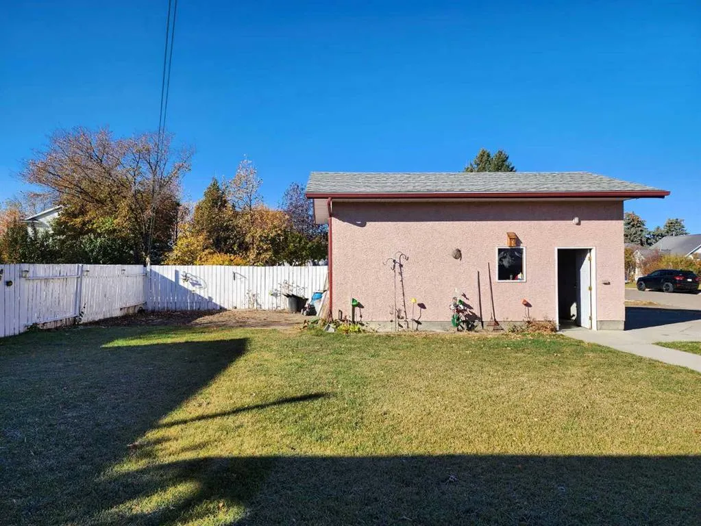 5323 3 Street W