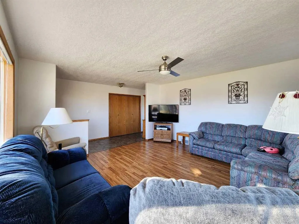 5323 3 Street W