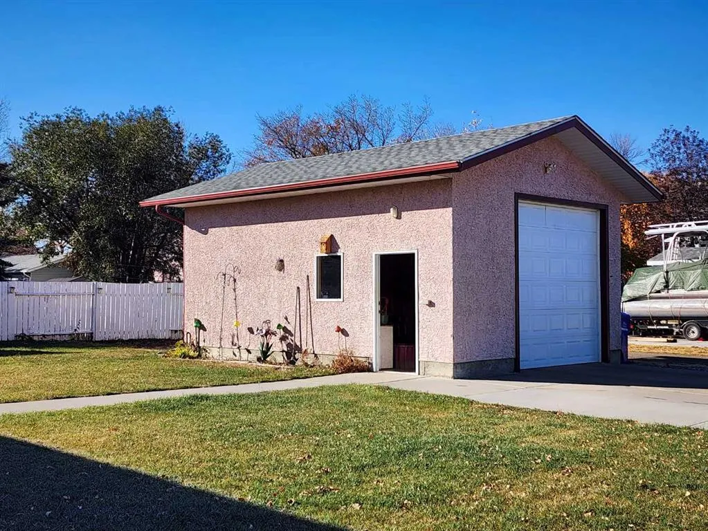 5323 3 Street W