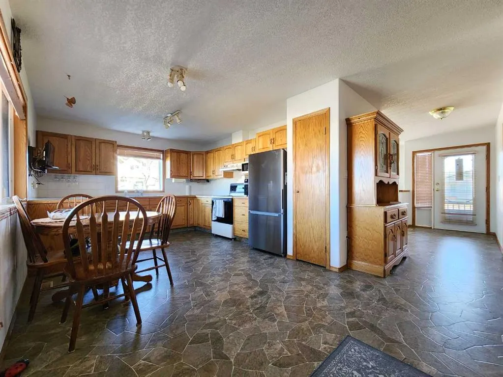 5323 3 Street W