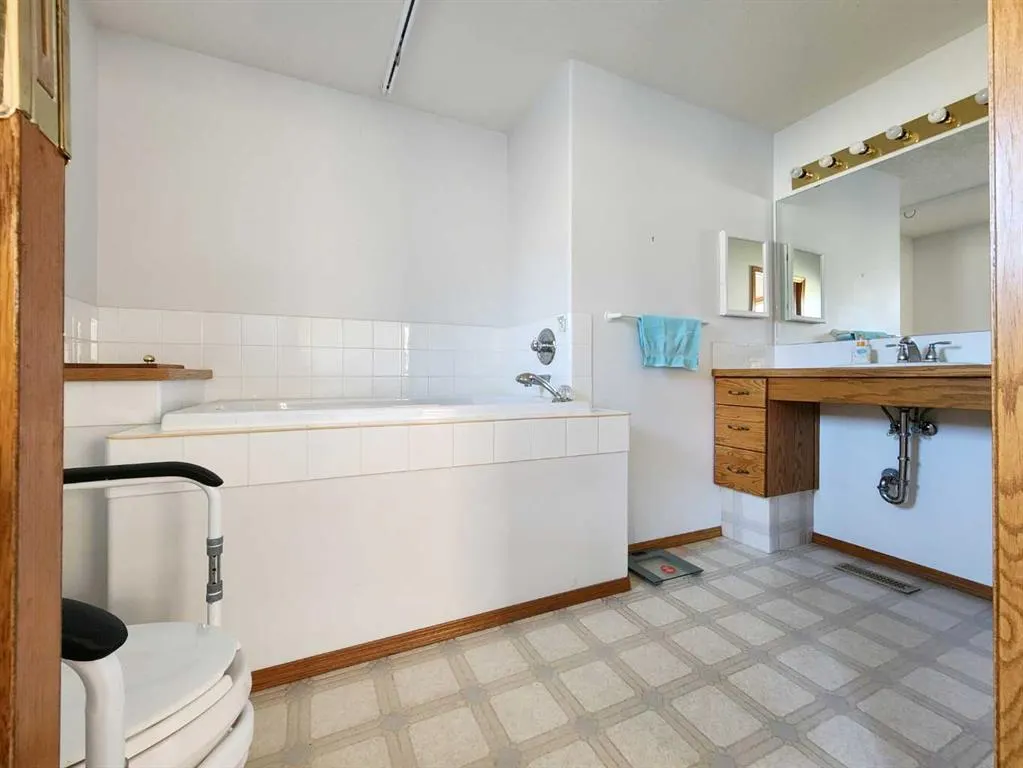 5323 3 Street W