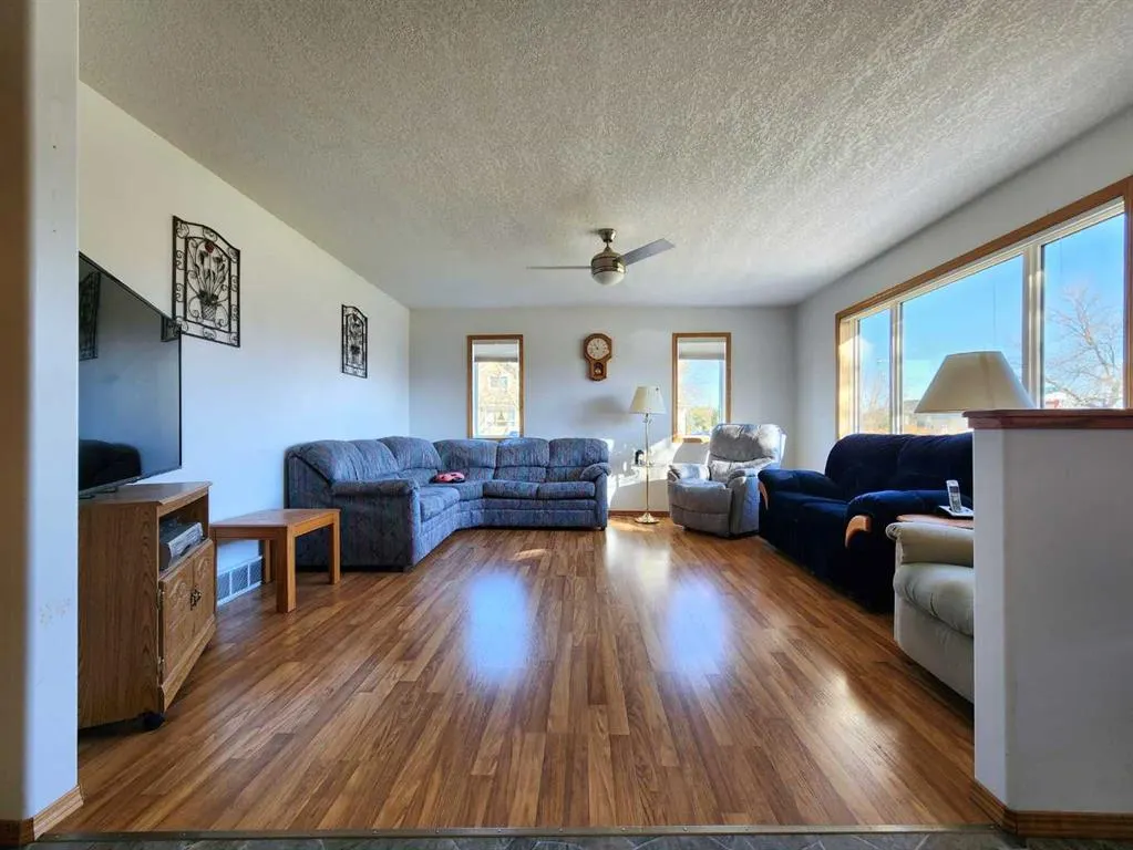 5323 3 Street W