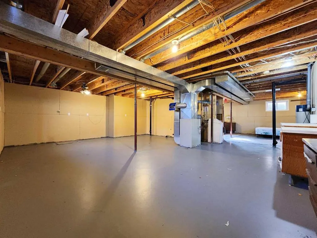 5323 3 Street W
