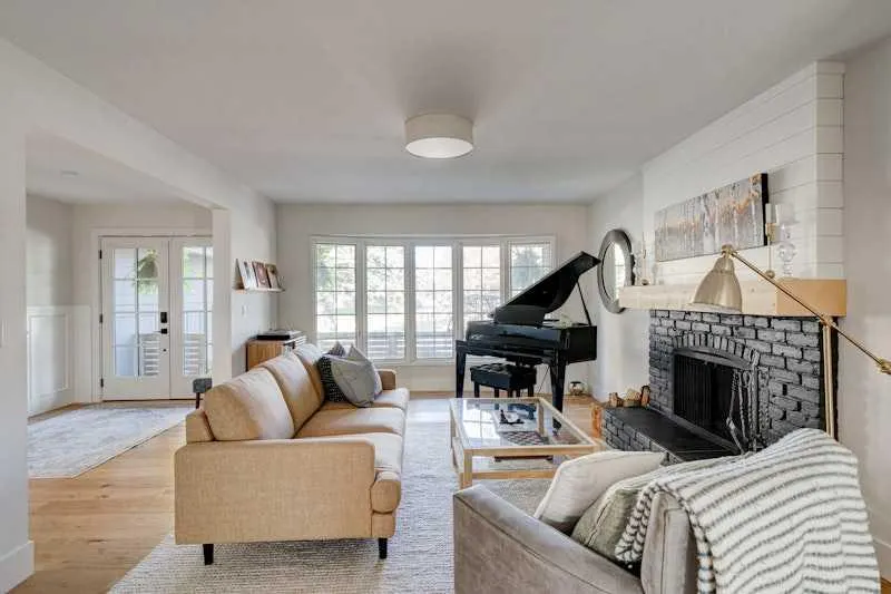 128 Oakside Bay SW
