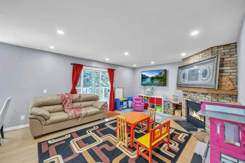 303 Ranchridge Bay NW