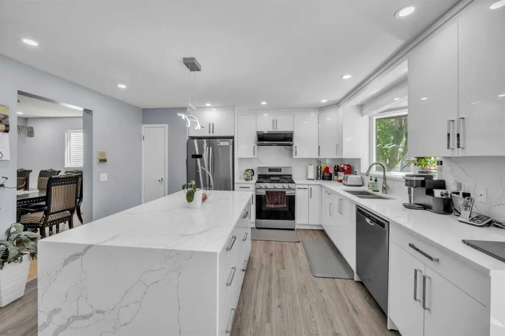 303 Ranchridge Bay NW