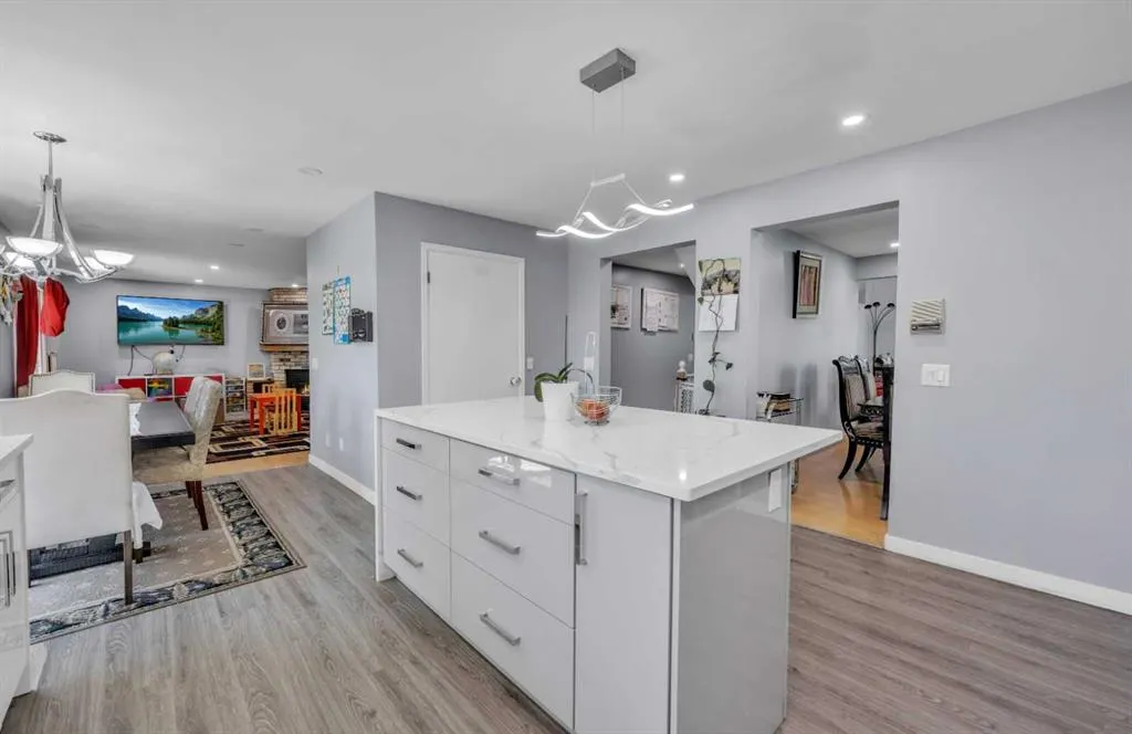 303 Ranchridge Bay NW