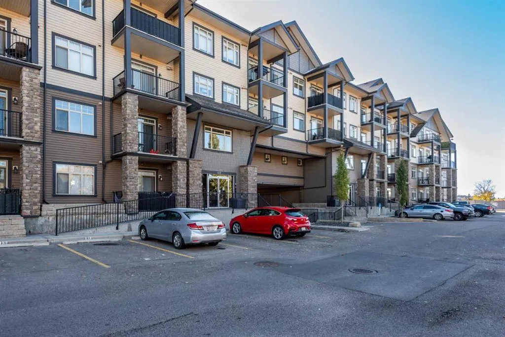 117 Copperpond Common SE, #401