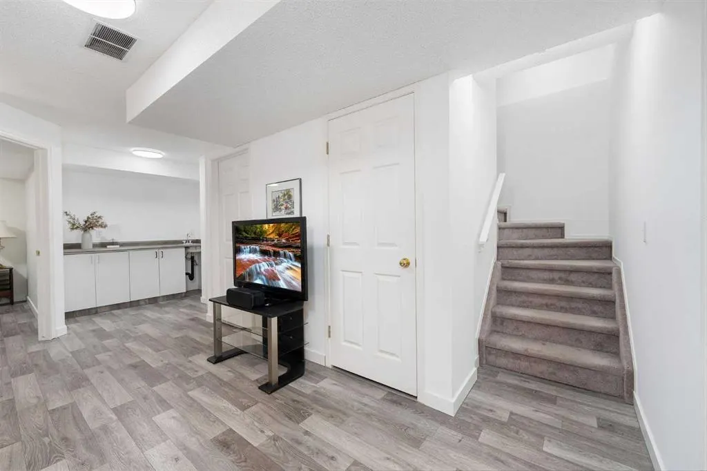 339 Bridlewood Court SW